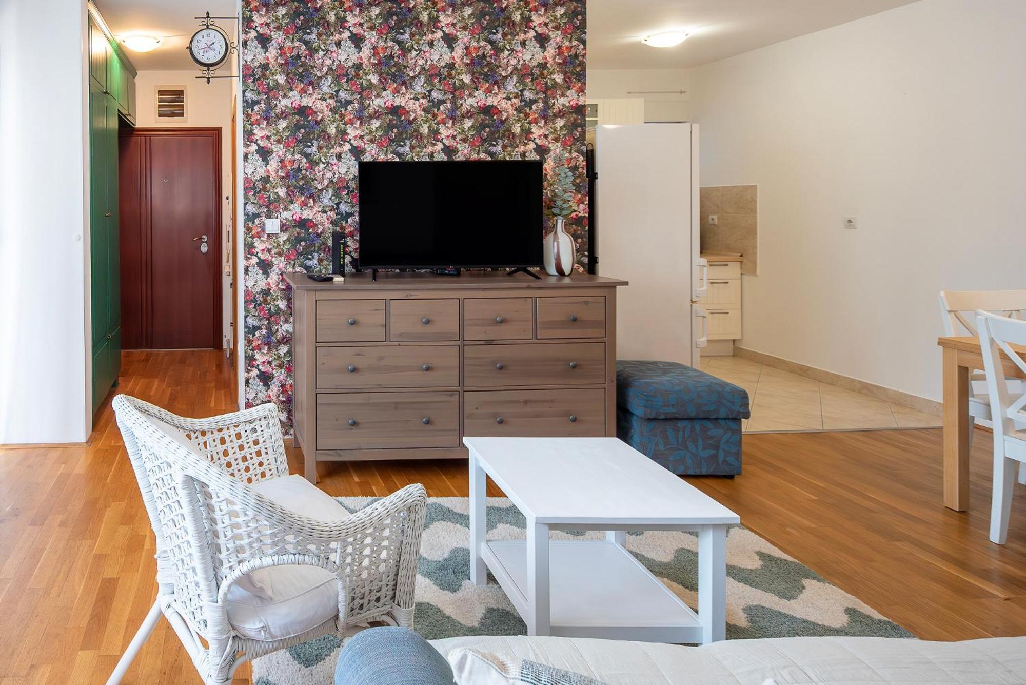 Modern Living - Sapphire - Private Parking Apartment Novi Sad