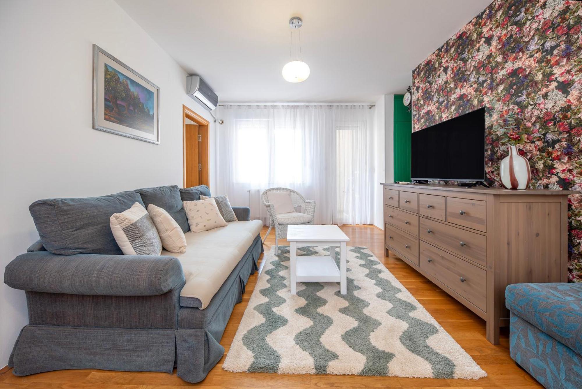 Modern Living - Sapphire - Private Parking Appartamento Novi Sad